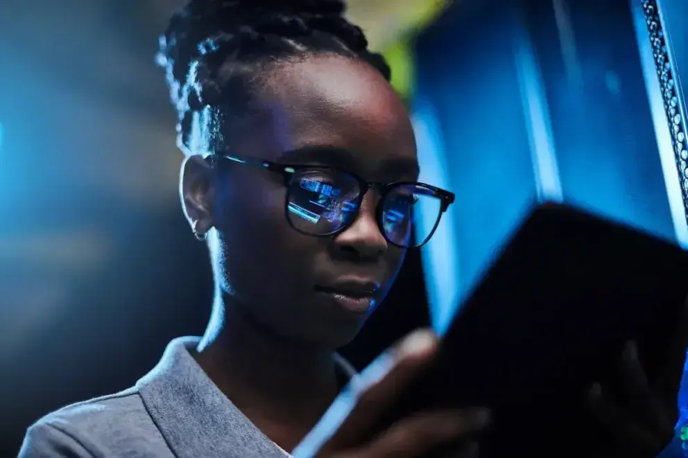  vrouw met bril die een tablet gebruikt